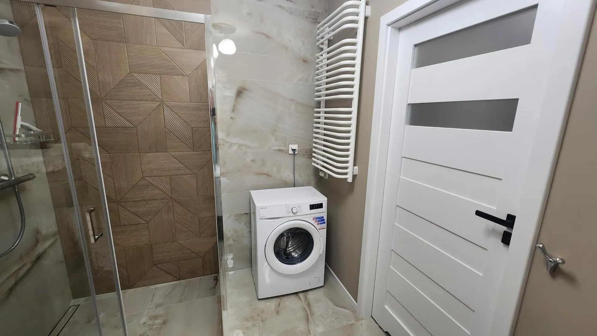 New 1-Bdrm Apt In Beautiful Krakow 0*,